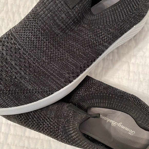 Tommy Bahama charcoal/black mesh tennis shoes in size 8 1/2 with pull on ease - Picture 6 of 6